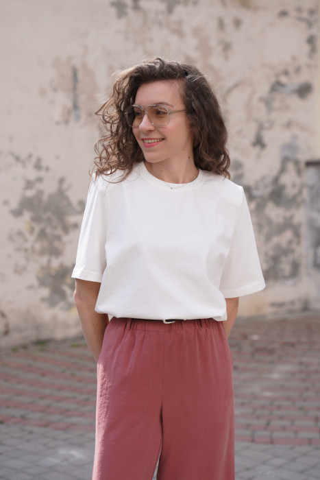 Czekoladowy t-shirt oversize - pudełkowy fason z poduszkami