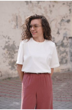 Czekoladowy t-shirt oversize - pudełkowy fason z poduszkami