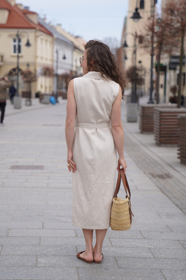 Szmizjerka w stylu marynarki - sukienka z paskiem i jodełką