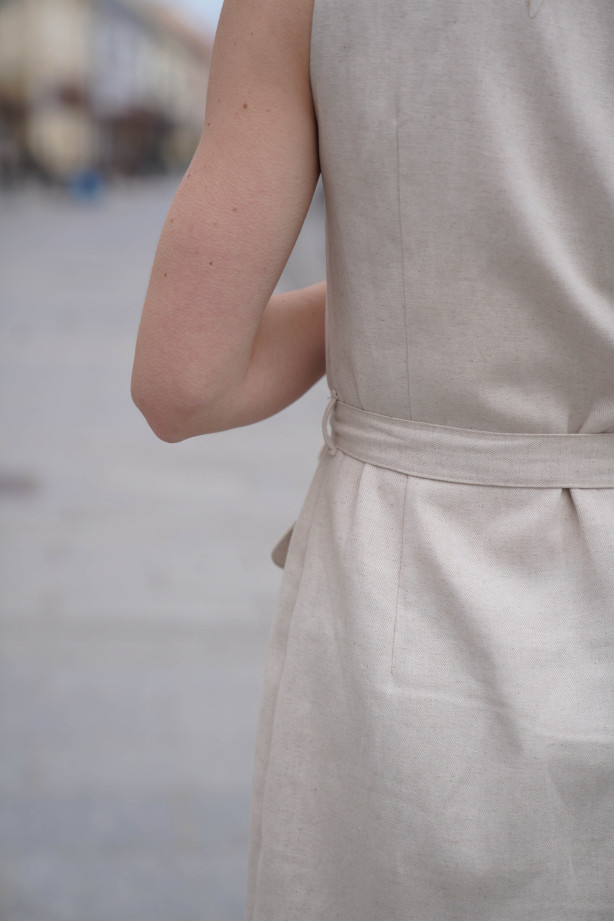 Szmizjerka w stylu marynarki - sukienka z paskiem i jodełką