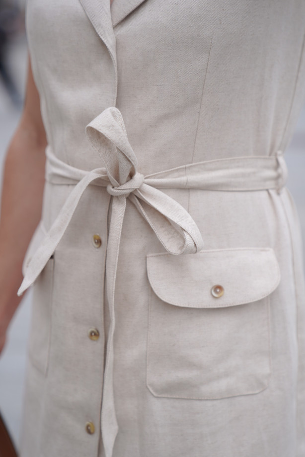 Szmizjerka w stylu marynarki - sukienka z paskiem i jodełką