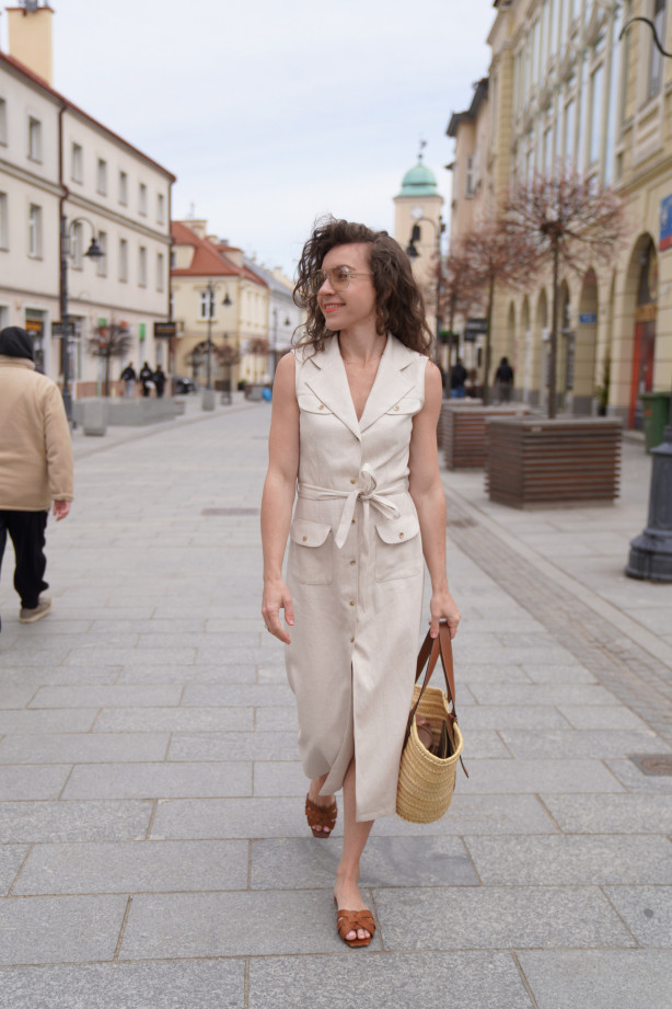 Szmizjerka w stylu marynarki - sukienka z paskiem i jodełką