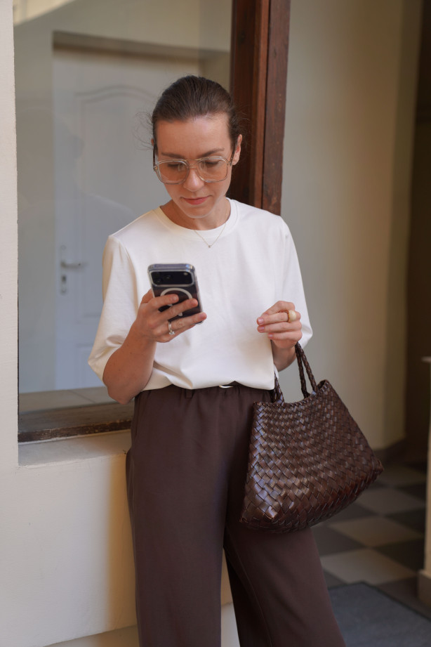 Spodnie Moris Chocolate - proste, z gumą w pasie i kieszeniami