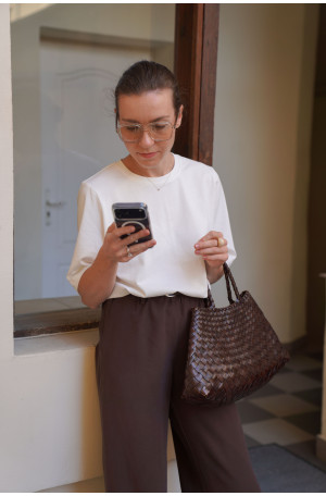 Spodnie Moris Chocolate - proste, z gumą w pasie i kieszeniami