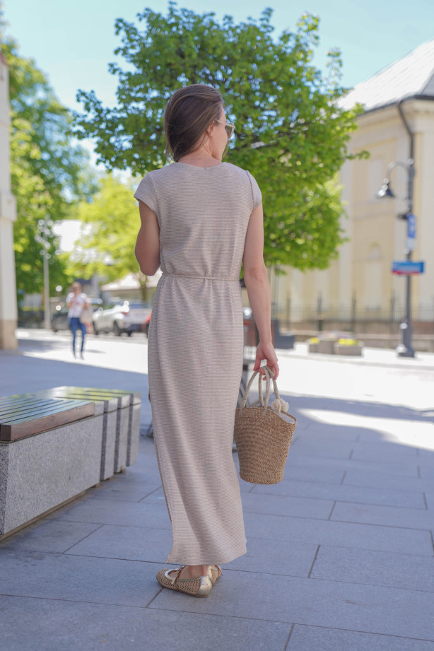Oversize sukienka w paski - z paskiem i rozcięciem na nogę