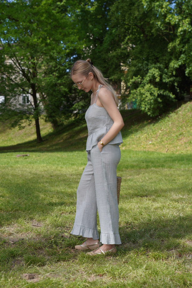 Spodnie w paski - na gumie z kieszeniami i falbanką