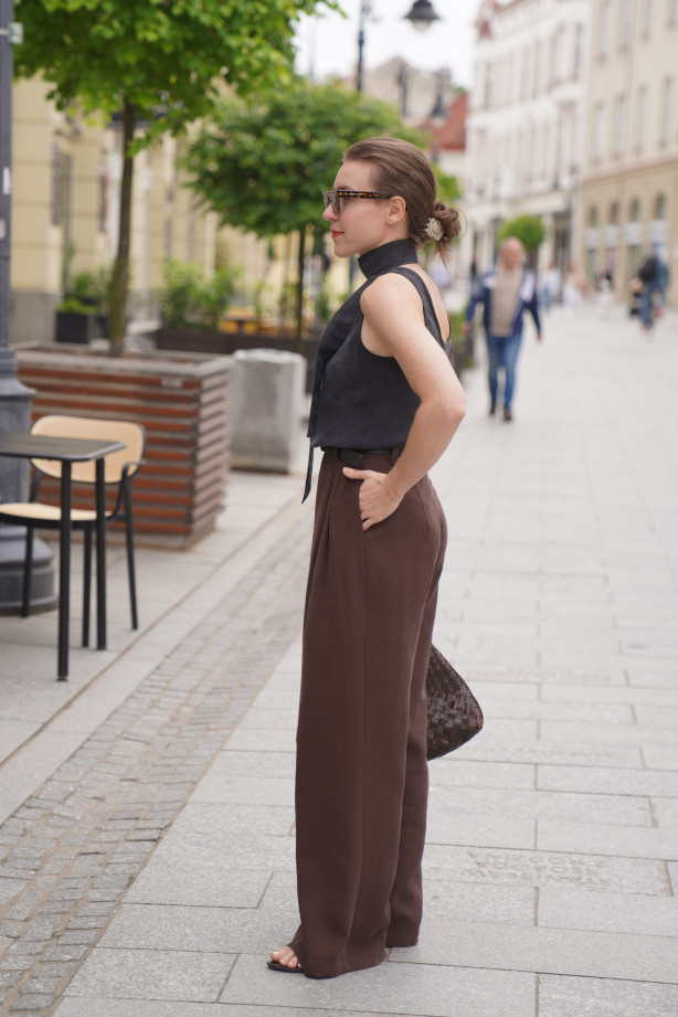 Spodnie z szerszą nogawką - zakładki, gumka w pasie, eleganckie