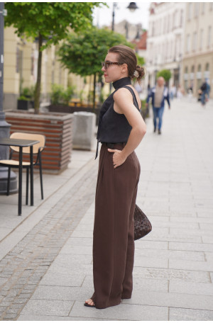 Spodnie z szerszą nogawką - zakładki, gumka w pasie, eleganckie