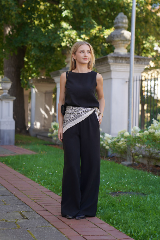 Spodnie Moris Matt Black - bestsellerowe spodnie z gumą w pasie | Marisol