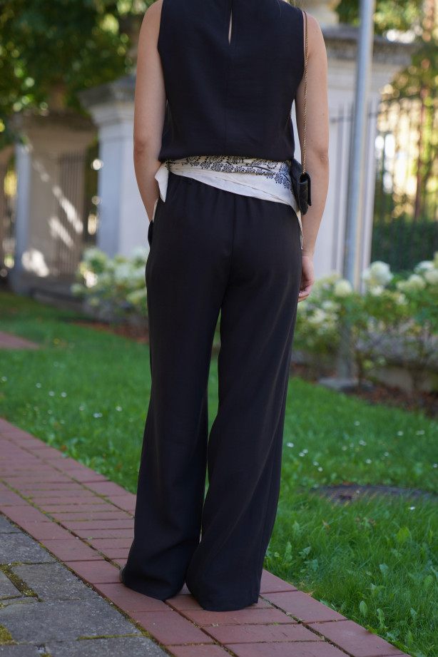 Spodnie Moris Matt Black - bestsellerowe spodnie z gumą w pasie | Marisol