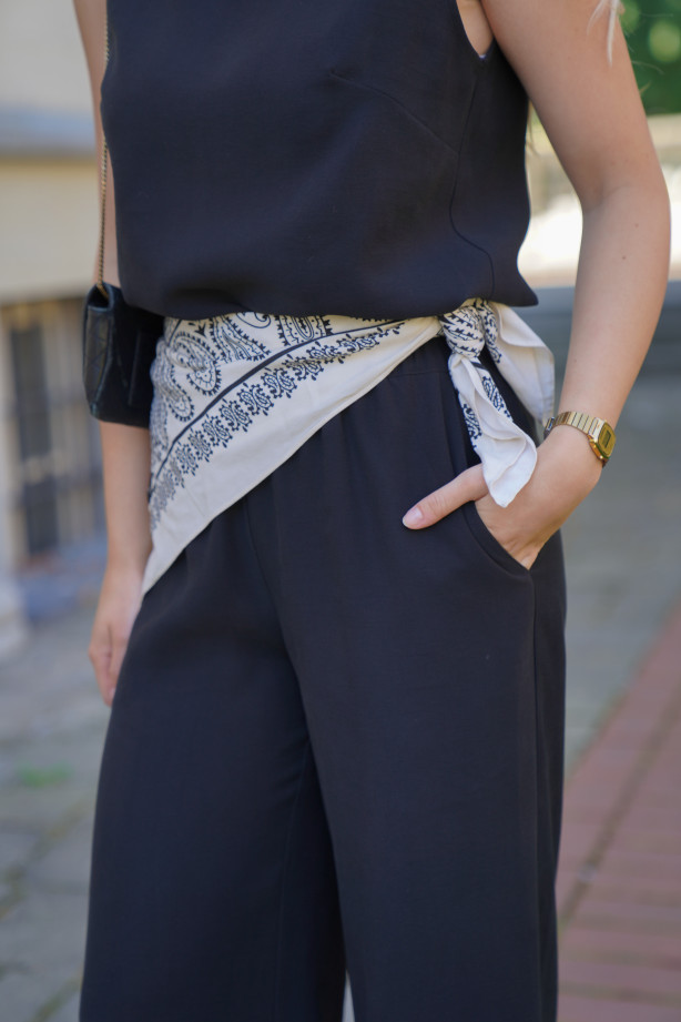 Spodnie Moris Matt Black - bestsellerowe spodnie z gumą w pasie | Marisol