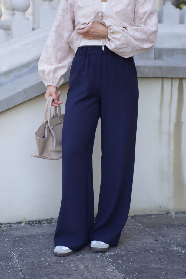 Spodnie Moris Navy - bestsellerowe spodnie z gumą w pasie | Marisol