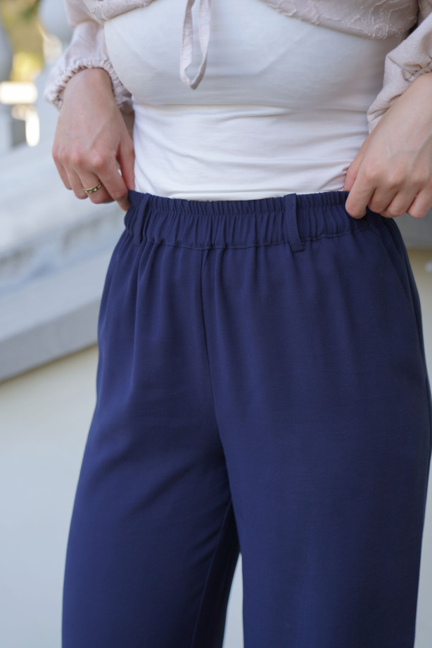 Spodnie Moris Navy - bestsellerowe spodnie z gumą w pasie | Marisol