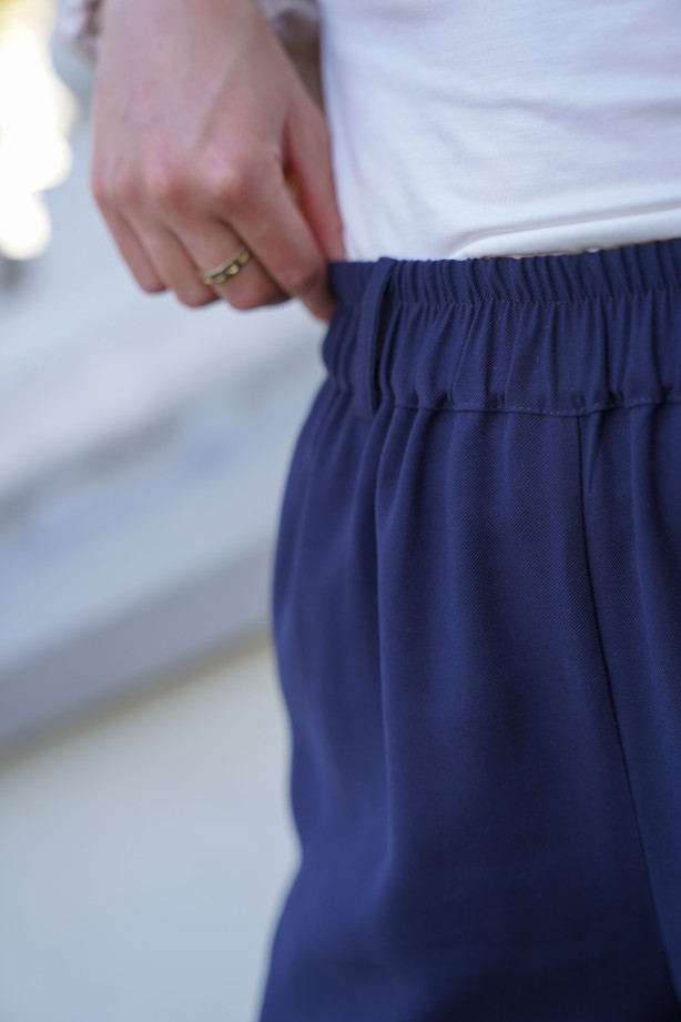 Spodnie Moris Navy - bestsellerowe spodnie z gumą w pasie | Marisol