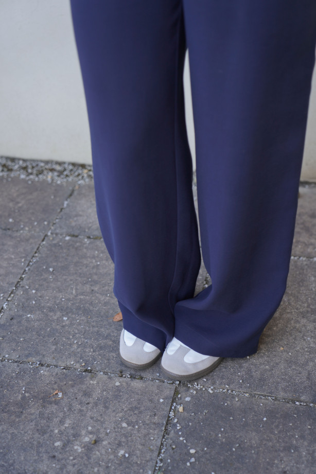 Spodnie Moris Navy - bestsellerowe spodnie z gumą w pasie | Marisol