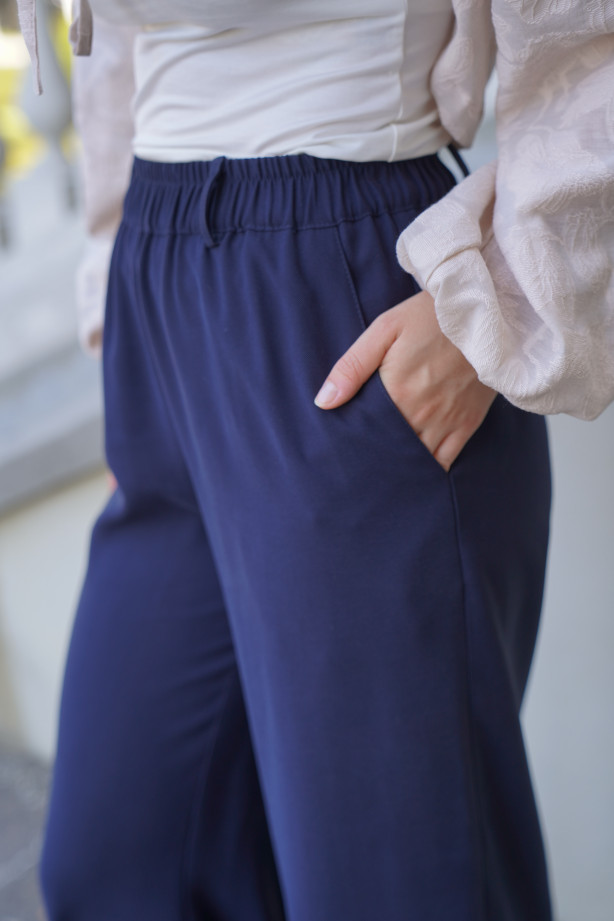 Spodnie Moris Navy - bestsellerowe spodnie z gumą w pasie | Marisol