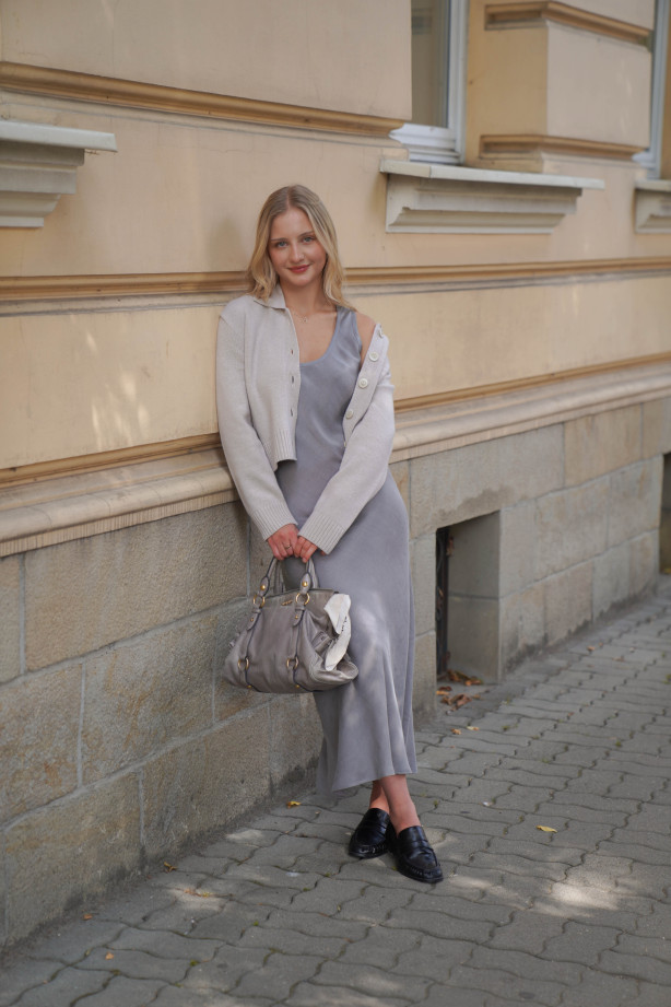 Sukienka Toscana Silver - krojona ze skosu, z szarfą | Marisol