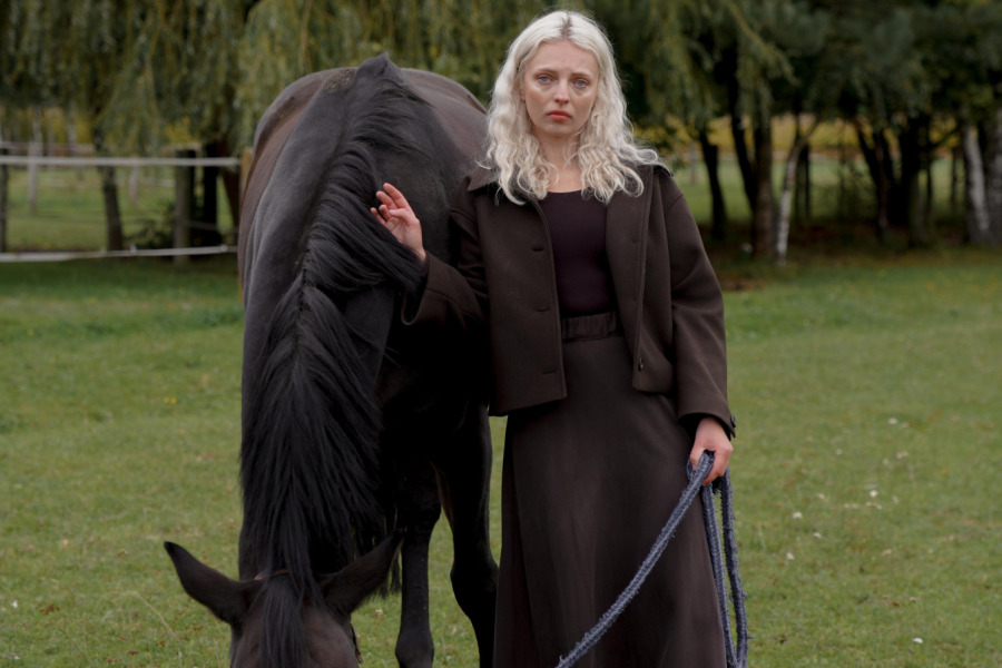 Szlachetność, spokój i klasa - wełniana kolekcja Marisol sfotografowana w stadninie koni